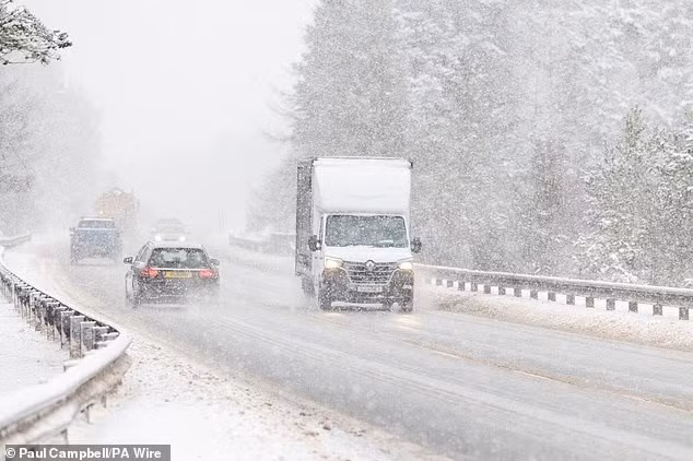 Great Northern thông báo điểm chuyển hướng bị đóng băng ở Norfolk, khiến tuyến Kings Lynn – Ely ngừng hoạt động. Merseyrail cũng hủy dịch vụ tại Wirral, Liverpool – Rock Ferry vì điều kiện khắc nghiệt. bang-gia-ky-luc-khien-nuoc-anh-te-liet-giao-thong-va-truong-hoc-4.jpg