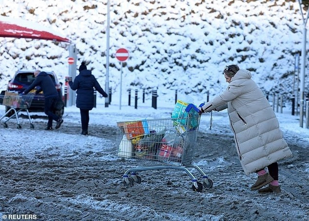 Tuyết rơi nặng khiến nhiều tuyến đường sắt bị tê liệt. LNER khuyến cáo hoãn đi lại giữa London – Leeds – Edinburgh, đồng thời ngừng dịch vụ Edinburgh – Aberdeen do tuyết lớn và đường ray hỏng. bang-gia-ky-luc-khien-nuoc-anh-te-liet-giao-thong-va-truong-hoc-3.jpg