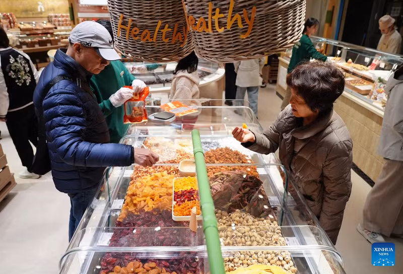 Khách mua trái cây sấy tại cửa hàng ở Tây An, tỉnh Thiểm Tây. am-thuc-truyen-thong-va-xu-huong-moi-bung-no-trong-dip-tet-o-trung-quoc-15.jpg
