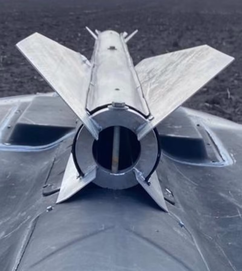 Lần đầu tiên UAV Shahed của Nga mang theo tên lửa R-60 được ghi nhận đầu tháng 12/2025. Từ đó, loại tên lửa này nhiều lần được phát hiện trong xác UAV bị bắn hạ, kể cả trên các mẫu trang bị động cơ phản lực. uav-shahed-mang-bat-ngo-khien-ukraine-canh-giac-3.jpg