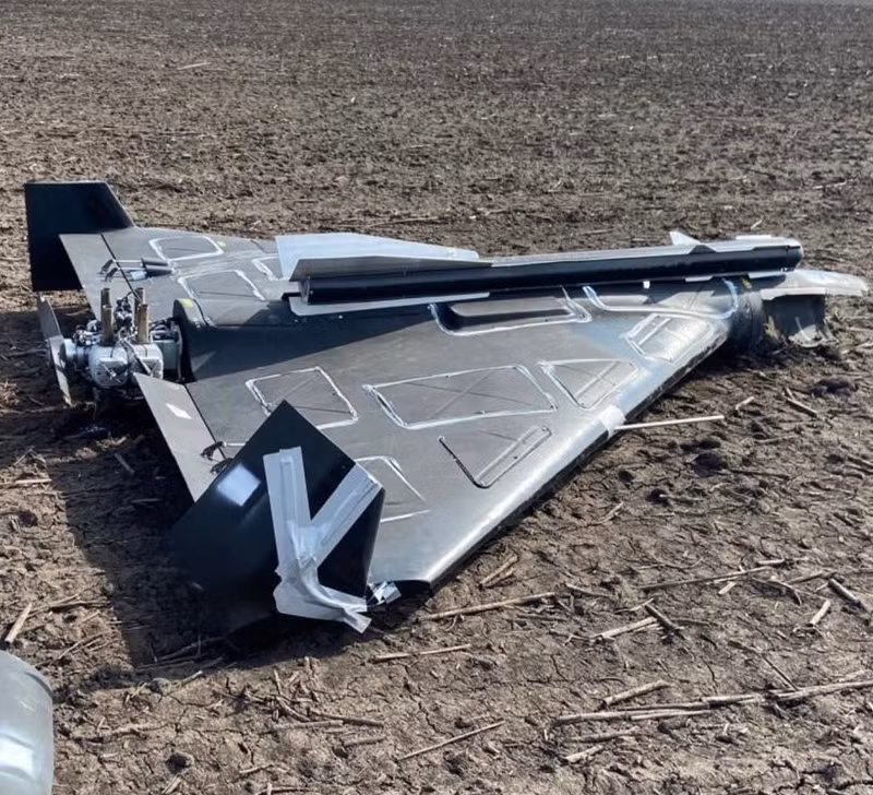 Nga đã gắn mô hình giả tên lửa không đối không R-60 lên UAV Shahed để đe dọa trực thăng, máy bay Ukraine và thu hút sự chú ý của lực lượng đánh chặn, theo ông Serhii “Flash” Beskrestnov, cố vấn Bộ trưởng Quốc phòng Ukraine. uav-shahed-mang-bat-ngo-khien-ukraine-canh-giac.jpg