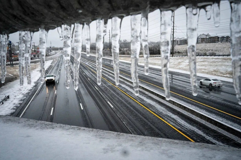 Các tài xế điều khiển xe trong điều kiện băng giá trên đường Briley Parkway ở Nashville, Tennessee, ngày 25/1. Một cơn bão mùa đông đã mang tuyết và băng đến khu vực Trung Tennessee. bao-tuyet-my-3.jpg