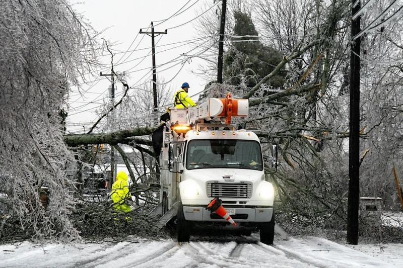 Các đội làm việc để khôi phục điện sau khi một cây đổ chắn ngang đường Bluefield Ave. ở Nashville, Tennessee, ngày 25/1. Một cơn bão mùa đông đã mang tuyết và băng đến khu vực Trung Tennessee. bao-tuyet-my-6.jpg