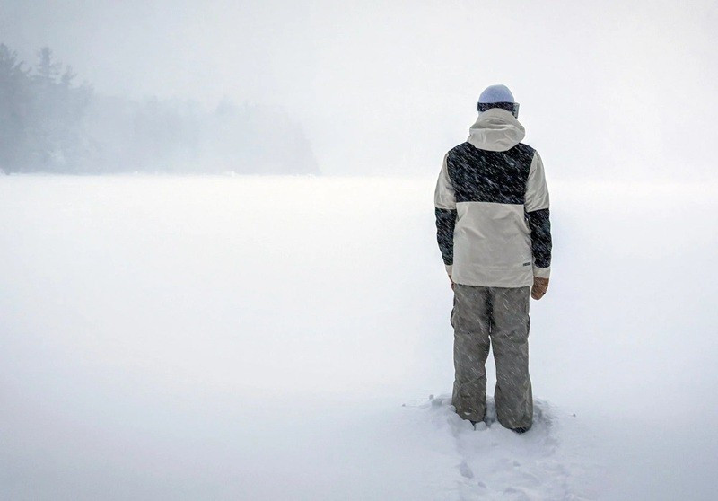 Hơn một inch tuyết mỗi giờ đang rơi vào ngày 25 tháng 1 tại Ashburnham trên hồ Upper Naukeag đóng băng. bao-tuyet-my.jpg
