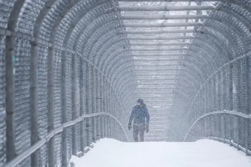 Người đi bộ qua cầu đi bộ SR-315 khi Bão mùa đông Fern tiếp tục trút tuyết xuống khu vực Columbus, Ohio ngày 25/1. bao-tuyet-my-8.jpg