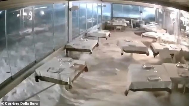 Tại Catania, thành phố lớn thứ hai Sicily, sóng mạnh phá hỏng nhà hàng hải sản cao cấp Andrew’s Faro, kính cửa sổ vỡ tan, toàn bộ nội thất bị cuốn trôi. song-du-doi-nuot-tron-con-pho-khien-dan-thao-chay-5.jpg