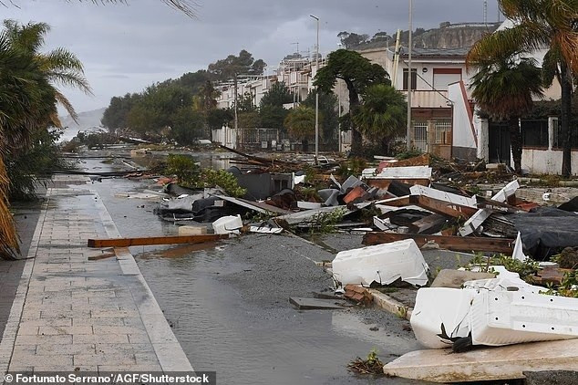 Bão cũng ảnh hưởng Malta với gió 105 km/giờ, sóng tràn ngập đường, hơn 180 sự cố được báo cáo; Tây Ban Nha và Pháp cũng phát cảnh báo gió mạnh, mưa lớn. song-du-doi-nuot-tron-con-pho-khien-dan-thao-chay-8.jpg