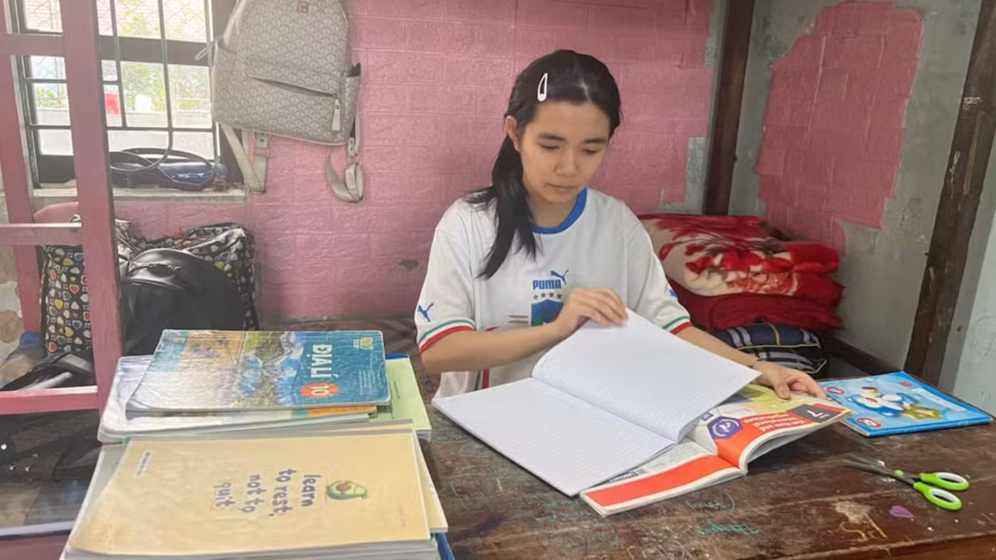 Học bổng đã tiếp sức cho nữ sinh dân tộc Mán đến trường.