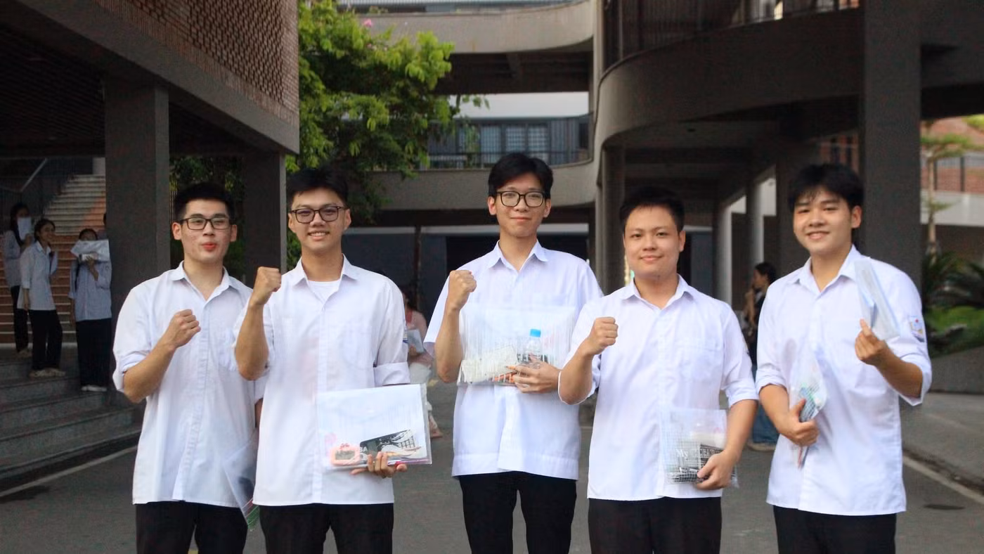 Thí sinh hoàn thành bài thi môn Toán tại Điểm thi THPT Phan Đình Phùng (Hà Tĩnh). Ảnh: Hồ Phương