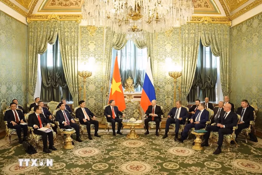 Tổng Bí thư, Chủ tịch nước Tô Lâm gặp hẹp Tổng thống Liên bang Nga Vladimir Putin. Ảnh: Thống Nhất/TTXVN