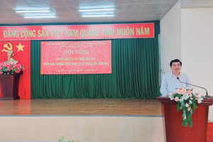 Ông Trần Thanh Bình, Bí thư Đảng ủy, Giám đốc Sở GD&ĐT phát biểu tại hội nghị.