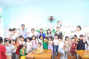 Lãnh đạo Sở GD&ĐT TP Cần Thơ thăm cô, trò Trường Mầm non An Bình (phường An Bình) ngày tựu trường.