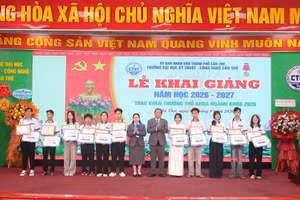 Lãnh đạo Trường ĐH Kỹ thuật - Công nghệ Cần Thơ trao khen thưởng thủ khoa ngành khóa 2026.