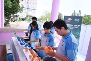Sinh viên tham quan, trải nghiệm tại Chương trình Univers Tour Tiền Phong Nam.