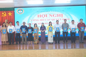 Bà Trần Thị Huyền, Giám đốc Sở GD&ĐT TP Cần Thơ trao quyết định về công tác cán bộ.