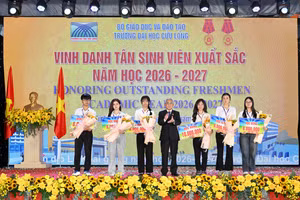 Nhà giáo ưu tú, PGS.TS Lương Minh Cừ, Bí thư Đảng ủy, Hiệu trưởng Trường ĐH Cửu Long vinh danh tân sinh viên xuất sắc.