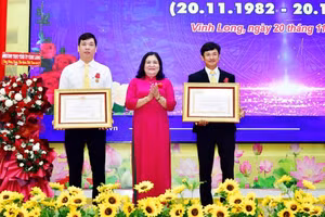 TS Nguyễn Văn Vũ An (bìa trái) nhận Huân chương Lao động hạng 3.