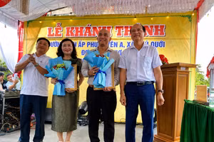 Ban tổ chức trao hoa cảm ơn các đơn vị tài trợ.