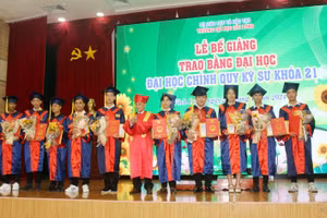 PGS.TS Lương Minh Cừ - Hiệu trưởng Trường ĐH Cửu Long trao bằng tốt nghiệp cho các tân kỹ sư tốt nghiệp loại xuất sắc.