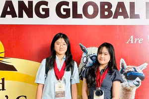 Lê Uyên Khánh Mai (lớp 9A1) và Nguyễn Thái Nhật Lam (lớp 9A5) cùng loạt huy chương danh giá tại World Scholar’s Cup 2026.