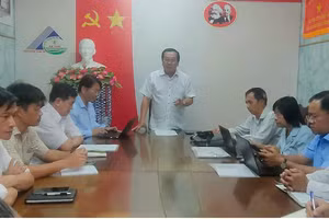 Ông Võ Bình Thư - Phó Giám đốc Sở GD&ĐT tỉnh An Giang cùng đoàn kiểm tra dạy thêm học thêm tại huyện An Phú.