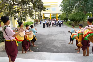 Kiến trúc của “Đại học xanh” là sự giao thoa hài hòa giữa nét hiện đại của các khu giảng đường, thư viện thông minh và nét mộc mạc, gần gũi của cảnh quan thiên nhiên Tây Nam Bộ