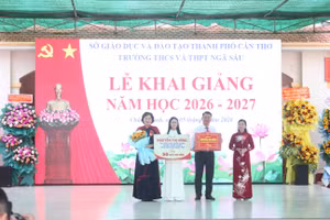 Phó Chủ tịch Quốc hội Nguyễn Thị Hồng tặng học bổng cho HS hoàn cảnh khó khăn Trường THCS-THPT Ngã Sáu (TP Cần Thơ) dịp khai giảng.