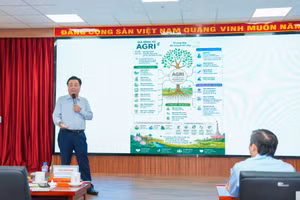 Nguyên Phó Chủ tịch Quốc hội Lê Minh Hoan chia sẻ cùng lãnh đạo, cán bộ, giảng viên Trường ĐH Đồng Tháp.