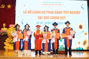 Nhà giáo ưu tú, PGS.TS Lương Minh Cừ, Bí thư Đảng ủy, Hiệu trưởng Trường ĐH Cửu Long trao giấy khen và bằng tốt nghiệp cho tân kỹ sư, dược sĩ tốt nghiệp loại Xuất sắc.