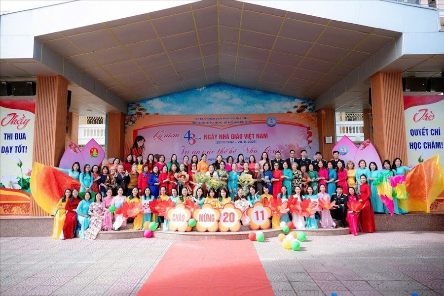 Tập thể sư phạm nhà trường cùng đại biểu khách mời.