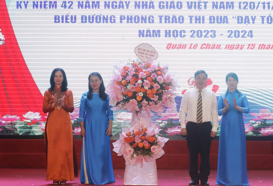 Bí thư quận uỷ Trần Thu Hương tặng hoa chúc mừng ngành Giáo dục quận Lê Chân.