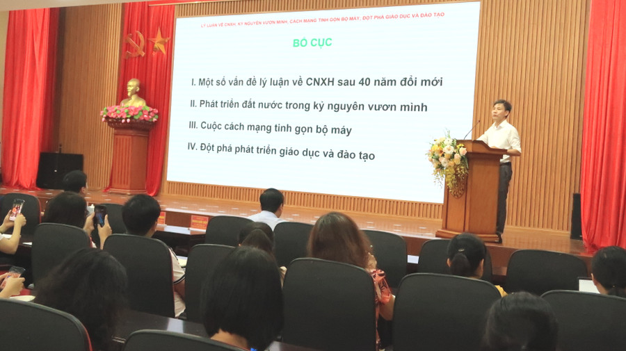 Ông Nguyễn Văn Hiểu - Phó trưởng ban Ban Tuyên giáo và Dân vận Thành uỷ Hải Phòng bồi dưỡng cho các đại biểu 4 chuyên đề. img-9371-3441.jpg