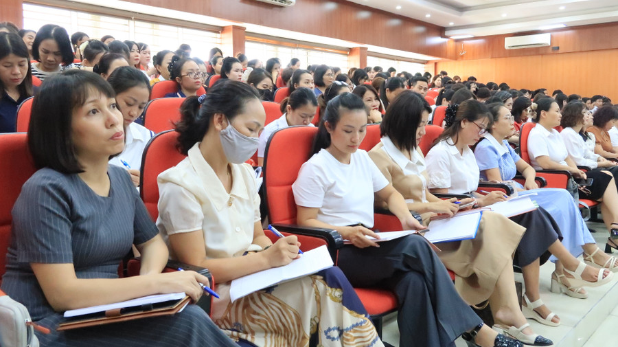 Cán bộ, giáo viên dự tập huấn. img-9373.jpg