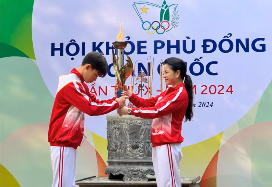 Bà Trần Thị Hoàng Mai- Giám đốc Sở Văn hoá và Thể thao Hải Phòng trao ngọn lửa thiêng cho Đoàn vận động viên.