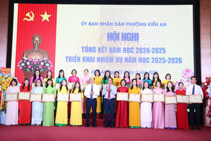 គ្រូសមូហភាព និងបុគ្គលត្រូវបានសរសើរ និងផ្តល់រង្វាន់។ 21-8-kien-an.jpg