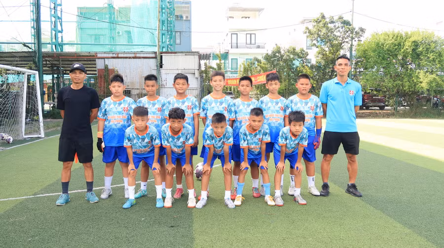 Thầy trò đội bóng đá tiểu học TP Hải Phòng.