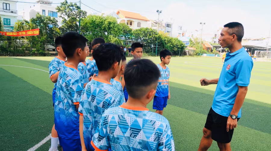 Đội bóng đá tiểu học Hải Phòng đang miệt mài tập luyện.