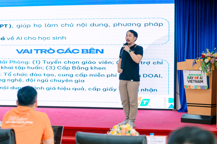 Ông Lê Ngọc Tuấn, Giám đốc Trải nghiệm công nghệ Khối giáo dục FPT (Tập đoàn FPT), Giám đốc Day of AI Vietnam chia sẻ tại hội thảo. 28-9-fpt2.jpg
