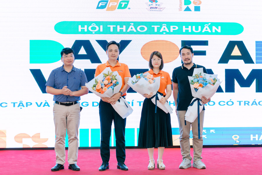 Các chuyên gia tham dự hội thảo tập huấn chuyên sâu Day of AI Vietnam nhận hoa chúc mừng từ Sở GD&ĐT Hải Phòng.