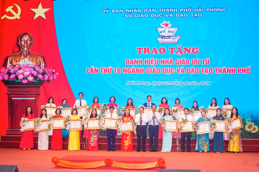 Nhân dịp tổng kết năm học, UBND TP Hải Phòng trao danh hiệu Nhà giáo Ưu tú cho 24 nhà giáo.