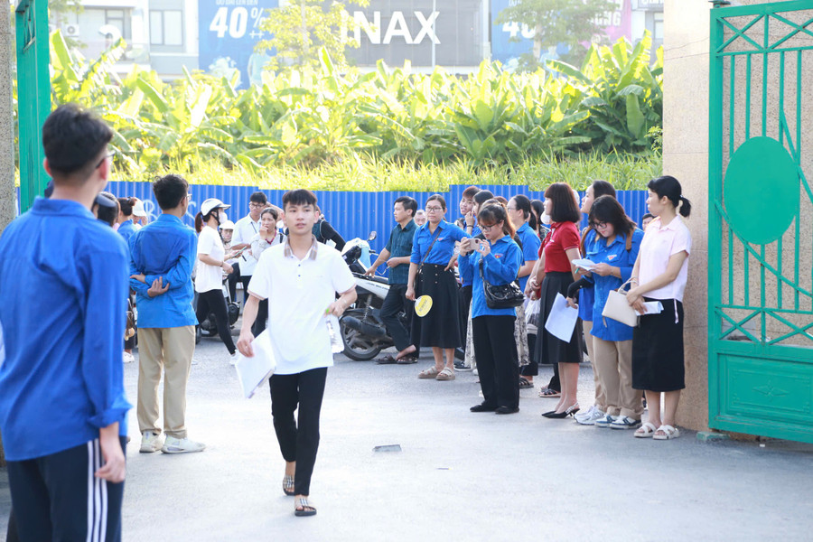Đông đảo thanh niên tình nguyện đón thí sinh ngay từ cổng trường thi. tnthpt2.jpg