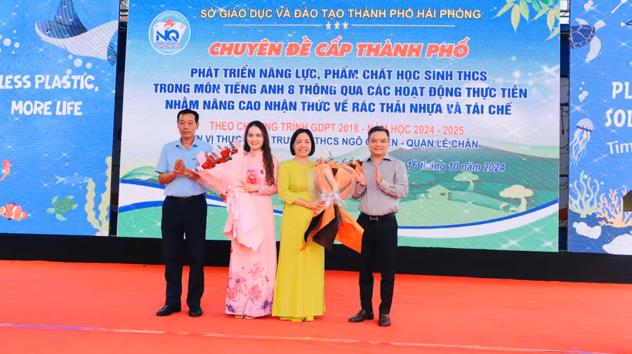 Lãnh đạo Sở GD&ĐT, quận Lê Chân tặng hoa chúc mừng Nhà trường và cô giáo thực hiện tiết dạy minh hoạ.