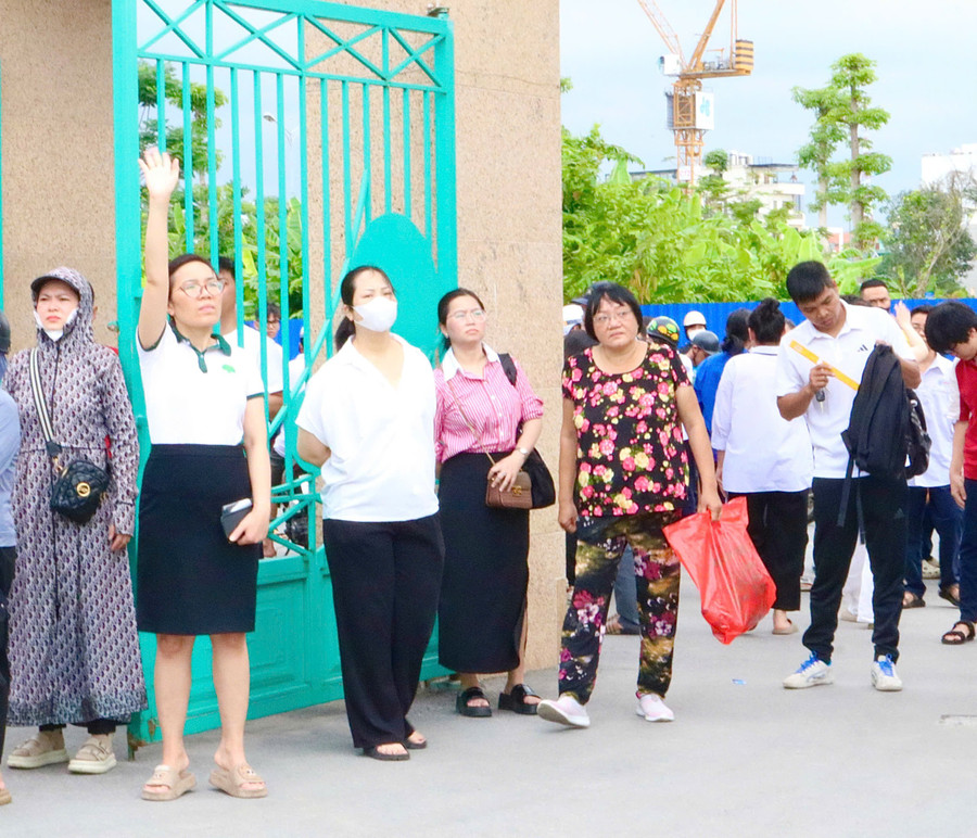 Nhiều phụ huynh hồi hộp ngóng con ngoài cổng trường thi. thi-vao-10-2025-1.jpg