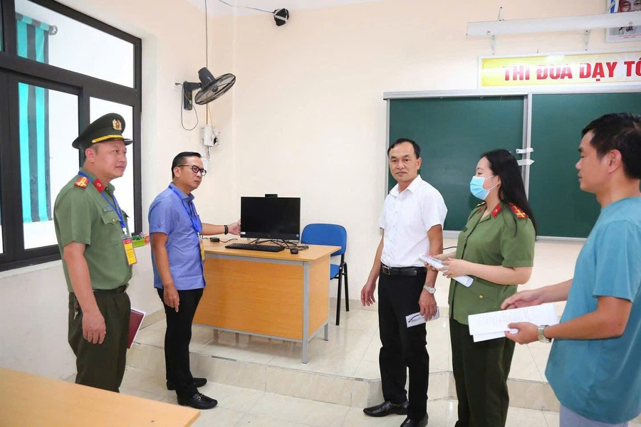 Chiều 2/6, Phó Giám đốc Sở GD&ĐT Uông Minh Long kiểm tra công tác chuẩn bị thi vào lớp 10 THPT tại hội đồng thi có phòng thi đặc biệt. thi-10.jpg