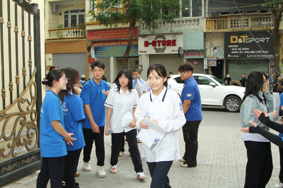 Thí sinh làm bài thi môn Ngữ văn trong sáng 3/6. thi-vao-10-2025-4.jpg