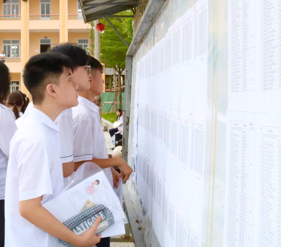 Thí sinh kiểm tra lại số báo danh tại Hội đồng thi Trường THPT Lê Chân.