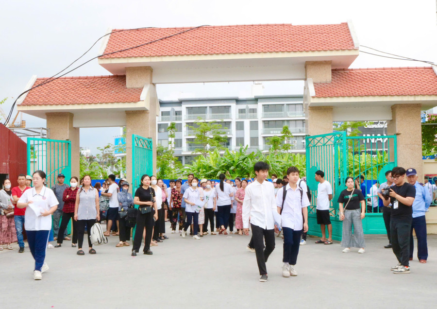 Thời tiết tại Hải Phòng khá nắng nóng trong buổi thi đầu tiên. thi-vao-10-2025-2.jpg