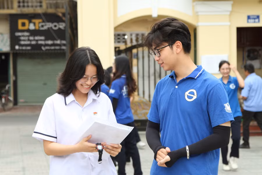 Thí sinh trước giờ "G" tại Hội đồng thi Trường THPT Ngô Quyền, quận Lê Chân, TP Hải Phòng (Ảnh Đàm Thanh).