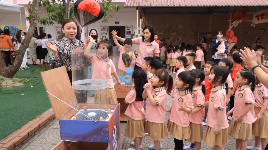 Trẻ được khám phá thế giới tự nhiên qua các hoạt động hữu ích.