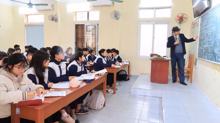 Thầy trò lớp 10C2, Trường THPT Mạc Đĩnh Chi trong giờ học chính khoá.